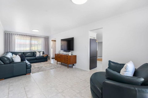 Albatross-96 Albatross Ave Hayborough - No Linen Included - Accommodation Southport 2