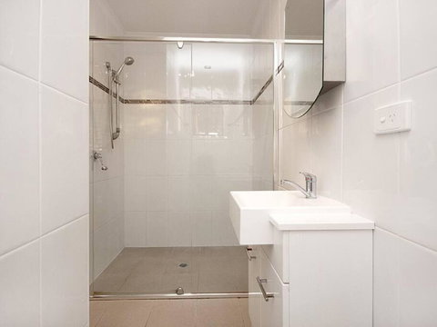 AMITY SHAWS - Accommodation Southport 3