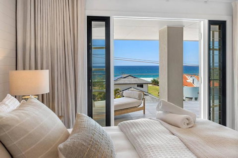 An Oasis By The Beach With Ocean Views Daybed BBQ - Accommodation Southport 0