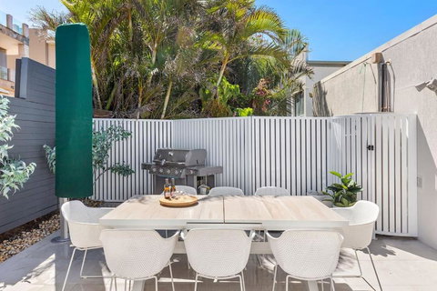 An Oasis By The Beach With Ocean Views Daybed BBQ - Accommodation Southport 4