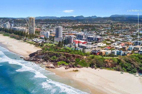 An Oasis By The Beach With Ocean Views Daybed BBQ - Accommodation Southport 3