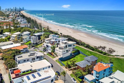 An Oasis By The Beach With Ocean Views Daybed BBQ - Accommodation Southport 1