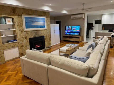 AMAZING Location! 1 Min Stroll To Beach & Sea Views! - Accommodation Southport 1