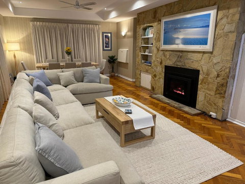 AMAZING Location! 1 Min Stroll To Beach & Sea Views! - Accommodation Southport 0