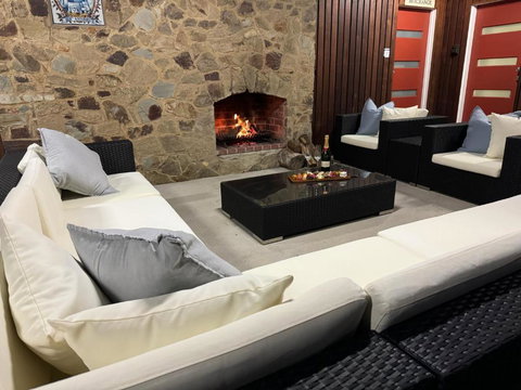 AMAZING Location! 1 Min Stroll To Beach & Sea Views! - Accommodation Southport 2