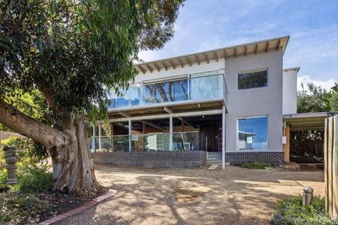 AMAZING Location! 1 Min Stroll To Beach & Sea Views! - Accommodation Southport 3