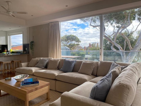 AMAZING Location! 1 Min Stroll To Beach & Sea Views! - Accommodation Southport 4