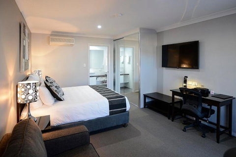 Astro Dish Motor Inn - Accommodation Southport 1