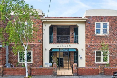 Awesome Albert Park Art Deco Gem 2 Bedroom Bevan 2 - Accommodation Southport 0