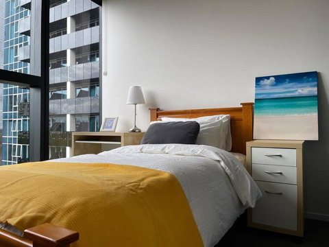 Apartment In Melbourne With Pool - Accommodation Southport 4