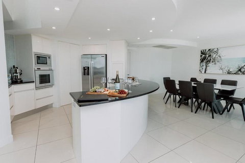 Aquavista Penthouse - Stunning 180 Views - Accommodation Southport 4