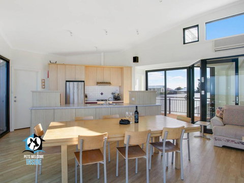 Architect Designed Beach House With Sweeping Views - Accommodation Southport 4