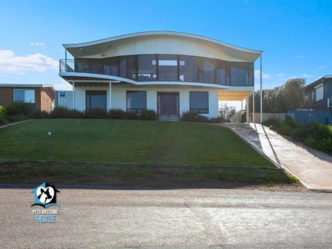 Architect Designed Beach House With Sweeping Views - Accommodation Southport 0
