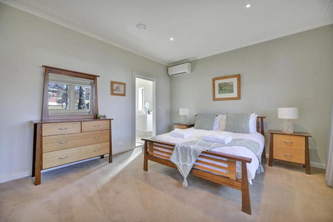 Art House On Anson - Artistic Haven, Spa, Pets - Accommodation Southport 1