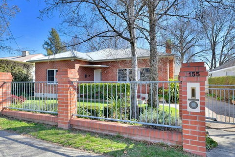 Art House On Anson - Artistic Haven, Spa, Pets - Accommodation Southport 2