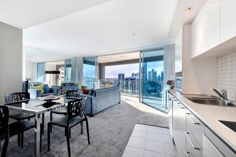 Artique 2 Bedroom Apartment Close To The Beach - CoastHM - Accommodation Southport 4