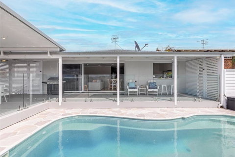 Ash Haven, 19 Ash St - Views, Pool, Air Con, Boat Parking, Wi-Fi - Accommodation Southport 3