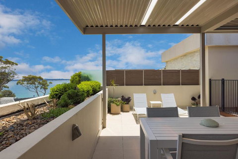 Aura 10 Shoal Bay - Accommodation Southport 0