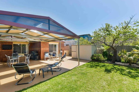 Avenue Family Retreat - Accommodation Southport 1