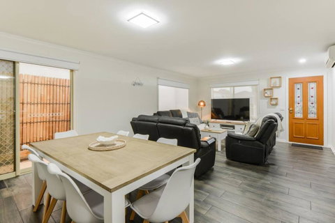 Avenue Family Retreat - Accommodation Southport 0