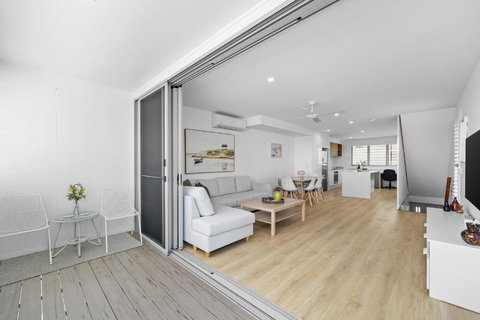 Azure River Side Townhouse - Accommodation Southport 4