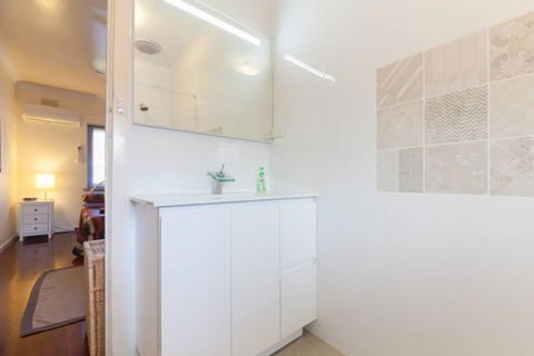 B7 Crawley Apartment 1 BRM & Sleepout Near UWA - Southport Accommodation 0