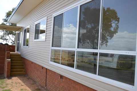 BATHURST GOLDFIELDS RESIDENCE On MOUNT PANORAMA - Southport Accommodation 3