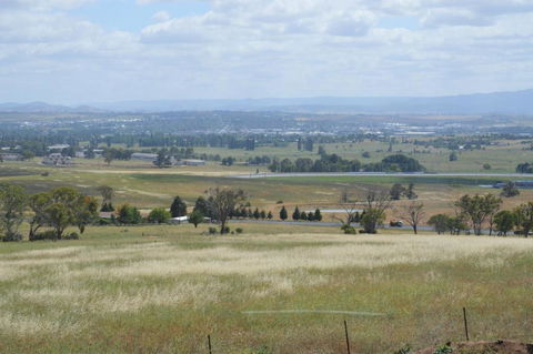 BATHURST GOLDFIELDS RESIDENCE On MOUNT PANORAMA - Southport Accommodation 4