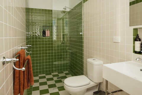 BAY PROPERTIES . The Sailor Shack - Southport Accommodation 4