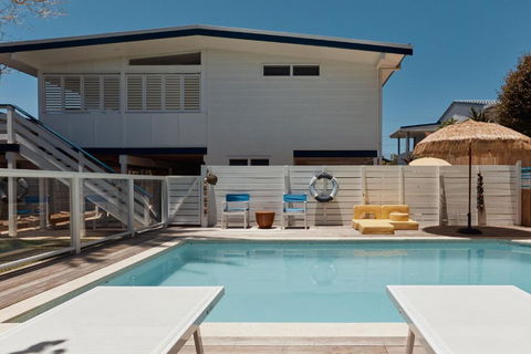 BAY PROPERTIES . The Sailor Shack - Southport Accommodation 0
