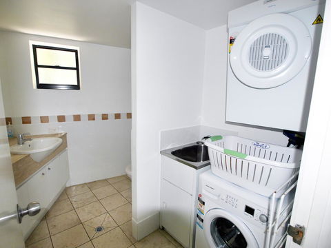 Cylinder Cove 8 - Southport Accommodation 10
