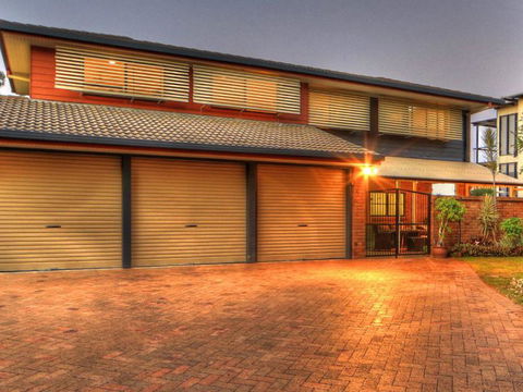 Belle Vue Beach House By Discover Stradbroke - Southport Accommodation 2