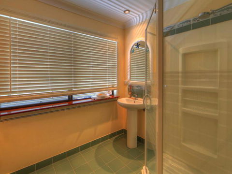 Belle Vue Beach House By Discover Stradbroke - Southport Accommodation 5