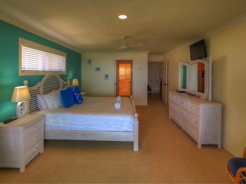 Belle Vue Beach House By Discover Stradbroke - Southport Accommodation 1