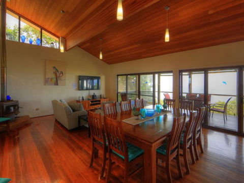 Belle Vue Beach House By Discover Stradbroke - Southport Accommodation 0