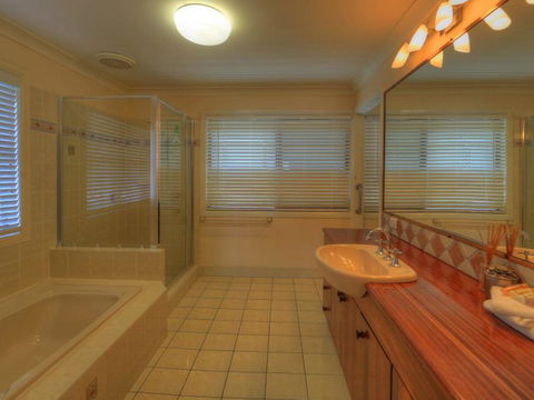 Belle Vue Beach House By Discover Stradbroke - Southport Accommodation 9
