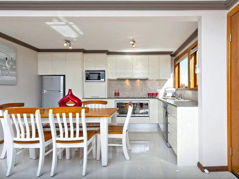 'Beach Break 2', 2/10 Lionel St - Downstairs Unit With Aircon - Southport Accommodation 2