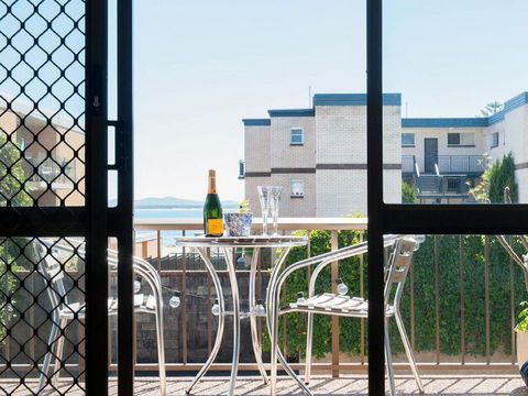 1 'BAHIA', 47 RONALD AVE - GREAT LOCATION WITH FILTERED WATER VIEWS - Southport Accommodation 0
