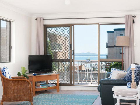 1 'BAHIA', 47 RONALD AVE - GREAT LOCATION WITH FILTERED WATER VIEWS - Southport Accommodation 3