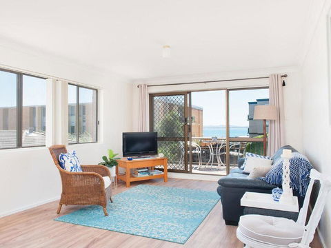 1 'BAHIA', 47 RONALD AVE - GREAT LOCATION WITH FILTERED WATER VIEWS - Southport Accommodation 2