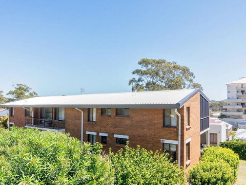 1 'BAHIA', 47 RONALD AVE - GREAT LOCATION WITH FILTERED WATER VIEWS - Southport Accommodation 1