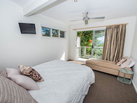 1 'Florida', 5 Lillian Street - 2 Min Walk To Beach, Shops & Restaurants - Southport Accommodation 3
