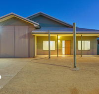 1 Kestrel Place - Great House with a Massive Garage - Southport Accommodation