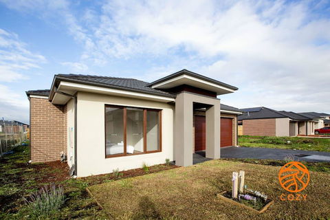 109, Cozy Cranbourne Family House, 5Bed2Bath2Parking - Accommodation Southport 0