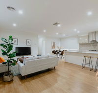 118 Refreshing 3BR Werribee Family House - Southport Accommodation