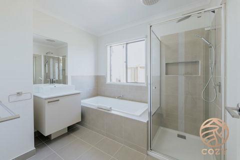 118 Refreshing 3BR Werribee Family House - Southport Accommodation 1
