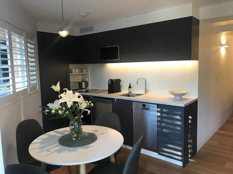 2 BEDROOM BRAND NEW APT // MOMENTS FROM RNSH - Southport Accommodation 2