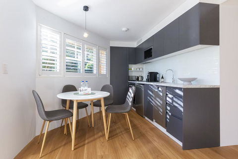 2 BEDROOM BRAND NEW APT // MOMENTS FROM RNSH - Southport Accommodation 0