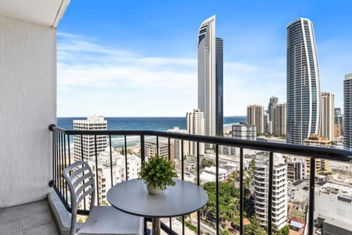 Beach-facing Studio Apt In Surfers Paradise with Southport Accommodation