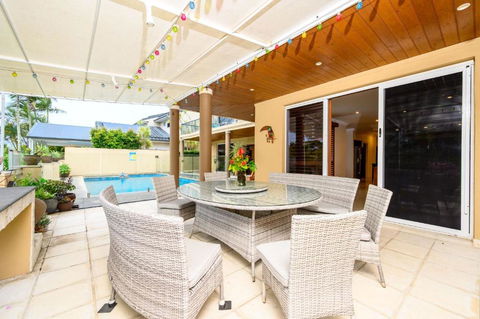 Benowa Bliss Retreat - Waterfront With Skyline Views - Southport Accommodation 1